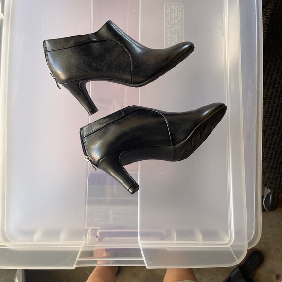 Life Stride Black Ankle Booties women size 7 - Picture 3 of 9